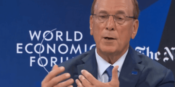 CEO de BlackRock Larry Fink conversando en Davos. sede del Foro Económico Mundial.