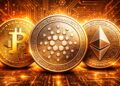 Monedas de Cardano, de Bitcoin y de Ethereum, en un entorno tecnológico.
