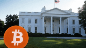 Un circulo naranja con una B de Bitcoin en blanco en el fondo en primer plano, y la Casa Blanca de fondo.