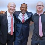 Brian Armstrong y Jeremy Allaire junto al primer ministro David Burt.