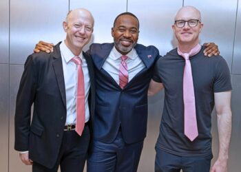 Brian Armstrong y Jeremy Allaire junto al primer ministro David Burt.