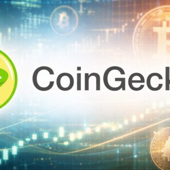 Logo de CoinGecko sobre un fondo difuminado con gráficos de velas y monedas de Bitcoin