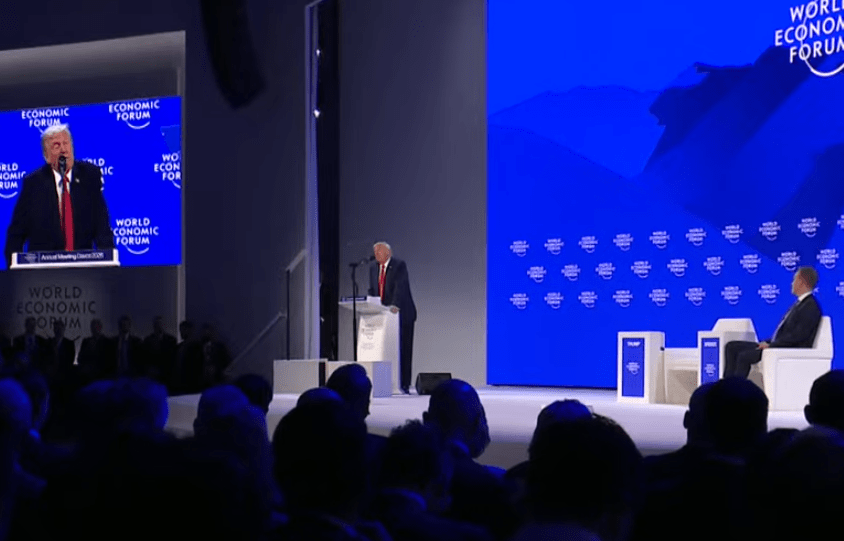 Trump sobre el escenario del Foro Económico Mundial en Davos 2026.