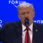 Donald Trump levanta una mano para enfatizar sus palabras durante el foro de Davos 2026.
