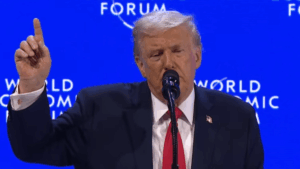 Donald Trump levanta una mano para enfatizar sus palabras durante el foro de Davos 2026.