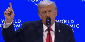 Donald Trump levanta una mano para enfatizar sus palabras durante el foro de Davos 2026.