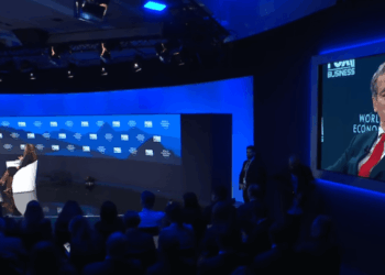 El secretario del Tesoro, Scott Bessent, habla con periodistas en Davos.