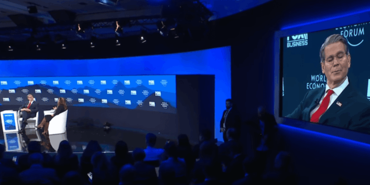 El secretario del Tesoro, Scott Bessent, habla con periodistas en Davos.