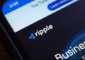 Teléfono inteligente que muestra el logo de la empresa Ripple.