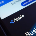 Teléfono inteligente que muestra el logo de la empresa Ripple.