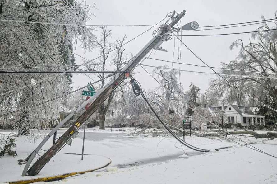 Imagen de una calle cubierta de nieve por un temporal de frío en Estados Unidos.