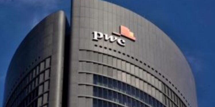Un edicificio con el logo de PWC, una de las Big Four.
