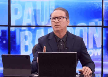 El analista Paul Barron ofrece sus reflexiones en su habitual programa de redes sociales.