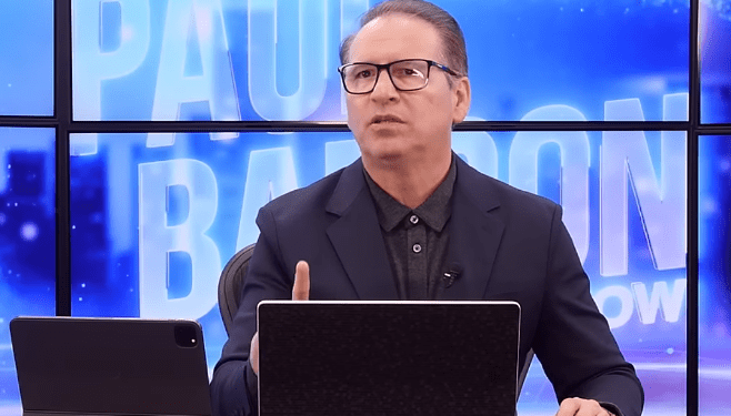 El analista Paul Barron ofrece sus reflexiones en su habitual programa de redes sociales.