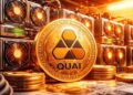 Una criptomoneda QUAI junto a ASIC de minería.