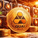 Una criptomoneda QUAI junto a ASIC de minería.