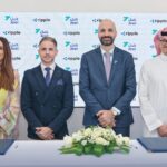 Representantes de Ripple y de Riyad Bank de Arabia Saudita anuncian asociación.