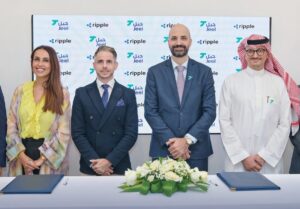 Representantes de Ripple y de Riyad Bank de Arabia Saudita anuncian asociación.