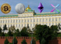 El Gran Palacio del Kremlin y monedas de bitcoin, ether, XRP y litecoin