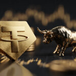 Logo de XAUT de metal, con una estatuilla de un toro dorado a su lado, rodeados de monedas de oro y graficos de velas dorados