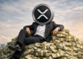 Ilustración realista de XRP Ledger personificado, sentado sobre una montaña de dinero en efectivo, simbolizando capital ocioso.