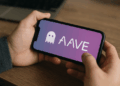 Un telรฉfono mรณvil con el logo de Aave.