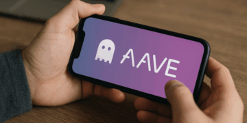 Un teléfono móvil con el logo de Aave.