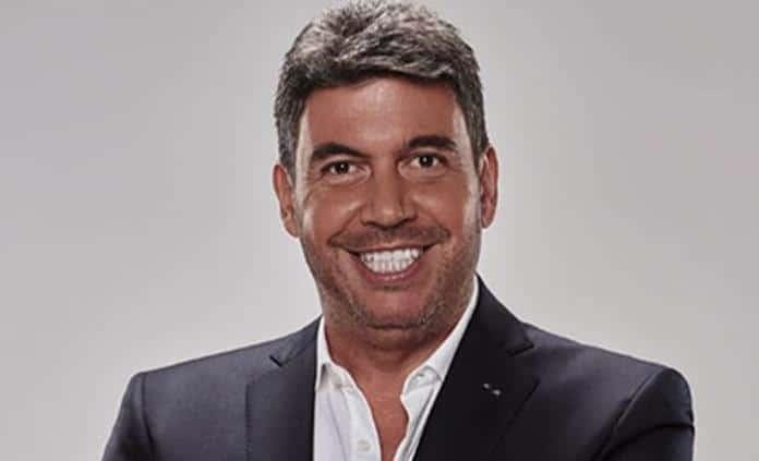 Foto de Arturo Elias Ayub sonriendo, vestido de traje.