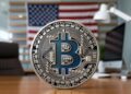 Bitcoin dentro de una oficina de banco estilizada y top, con la bandera de EE. UU.