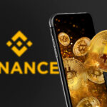 Binance con logo amarillo y un smartphone del que emergen monedas físicas de bitcoin doradas.
