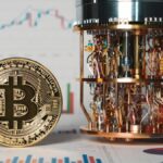 Moneda física de bitcoin dorada al lado de una computadora cuántica y gráficas de mercado en el fondo.