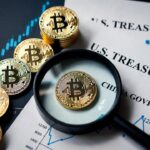 monedas de bitcoin y detrás bonos del Tesoro de Estados Unidos y de China con gráficos con una lupa observando.