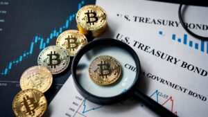 monedas de bitcoin y detrás bonos del Tesoro de Estados Unidos y de China con gráficos con una lupa observando.