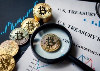 monedas de bitcoin y detrás bonos del Tesoro de Estados Unidos y de China con gráficos con una lupa observando.