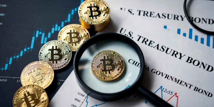 monedas de bitcoin y detrás bonos del Tesoro de Estados Unidos y de China con gráficos con una lupa observando.