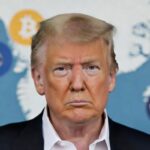 Donald Trump con cara seria y atrás criptomonedas y el mapa de Groenlandia.