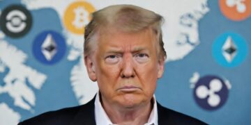 Donald Trump con cara seria y atrás criptomonedas y el mapa de Groenlandia.