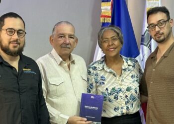 Fotografía de Pedro Vital de Bitcoin Dominicana junto a autoridades de UPID.
