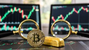 moneda de bitcoin y lingote de oro, y detrรกs grรกficos de precio con lupas.