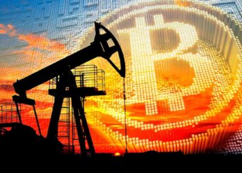 Silueta de un unidad de bombeo petrolero al atardecer con un gran símbolo de bitcoin pixelado.