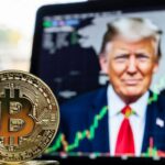 Moneda de bitcoin, gráfico de precio con subida verde, y detrás Donald Trump y un mapa de Groenlandia.