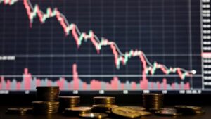 monedas de bitcoin y gráficos de precio en caída rojos