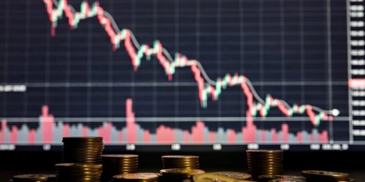 monedas de bitcoin y gráficos de precio en caída rojos