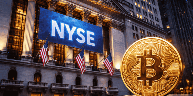 Una moneda física de bitcoin delante de la fachada del edificio de la bolsa de Nueva York.