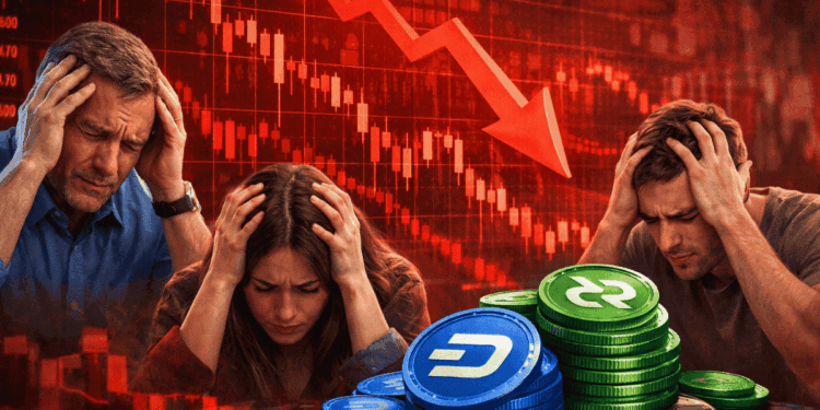 Personas tomándose la cabeza delante de gráficos de precios en rojo y una pila de monedas físicas de dash y decred.