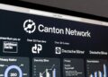 Una monitor muestra un sitio web de Canton Network en blanco y negro.