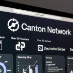 Una monitor muestra un sitio web de Canton Network en blanco y negro.