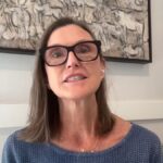 Cathie Wood, CEO de Ark Invest, en una transmisión por YouTube.