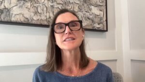 Cathie Wood, CEO de Ark Invest, en una transmisión por YouTube.