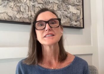 Cathie Wood, CEO de Ark Invest, en una transmisión por YouTube.